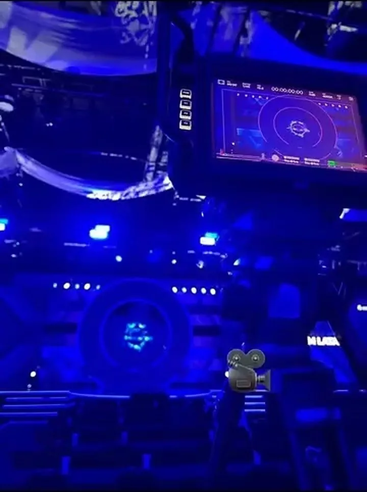 Câmera em frente a palco iluminado