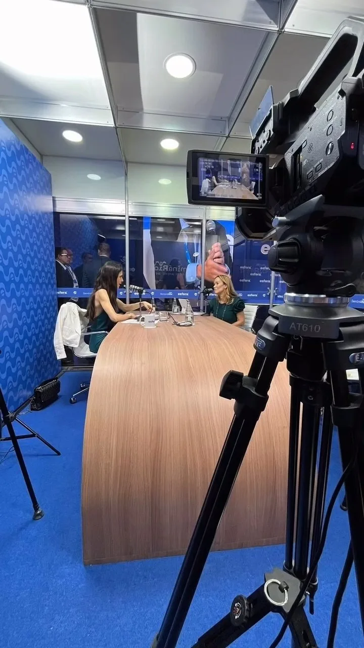 Câmera em tripé em set