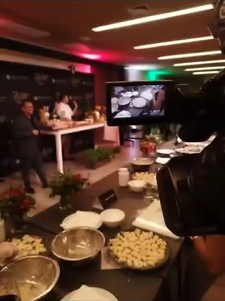 Câmera gravando aula de culinária