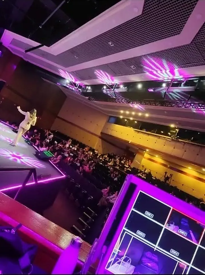 Palco de evento com luz rosa