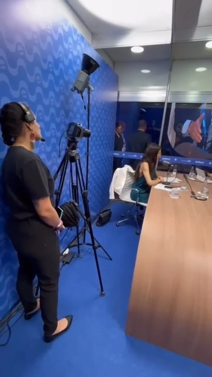Operadora acompanhando gravação em estúdio
