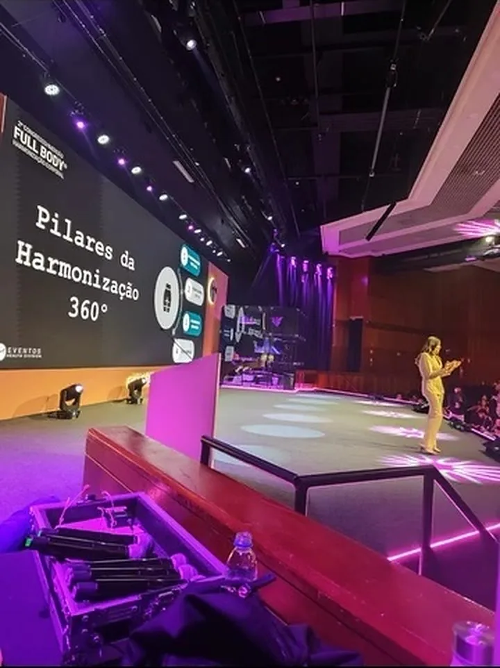 Palco de evento com iluminação roxa