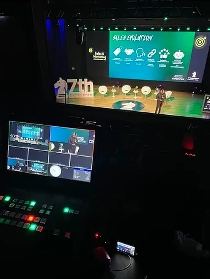 Corte ao vivo em frente ao palco