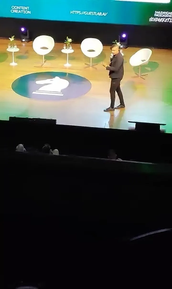 Palco de palestra visto da plateia