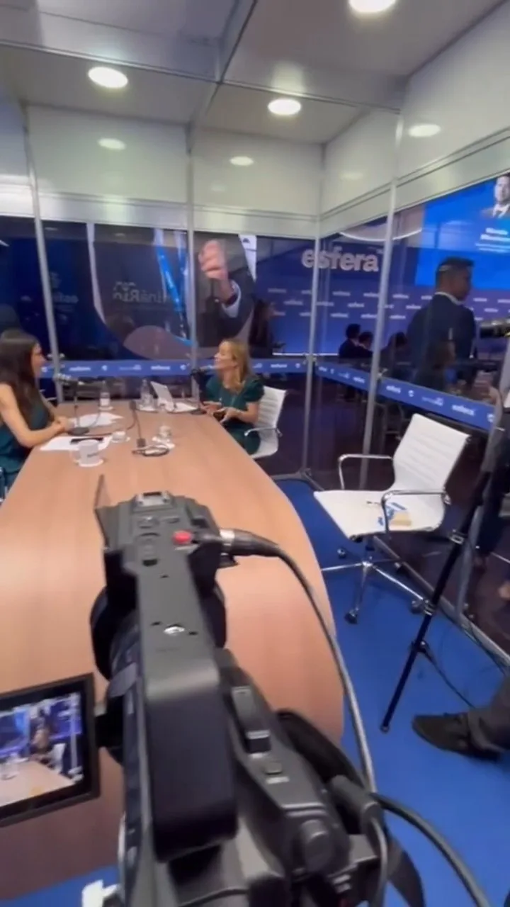 Câmera em tripé gravando entrevista em set