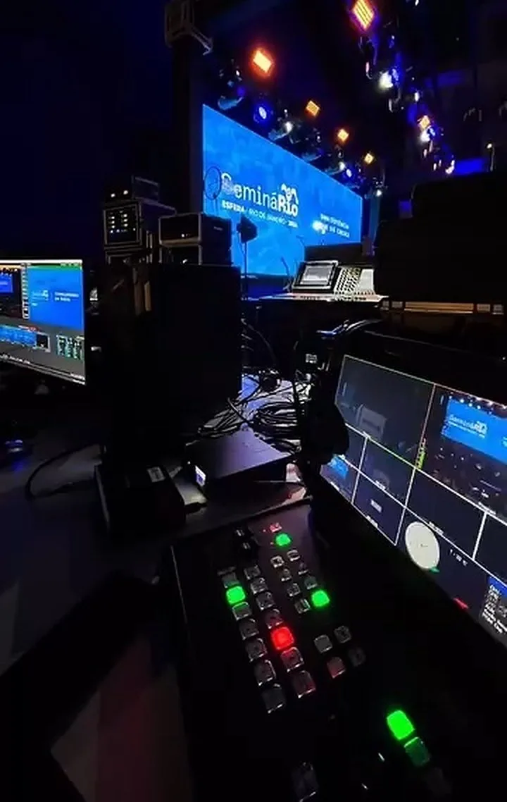 Switcher e monitores em evento